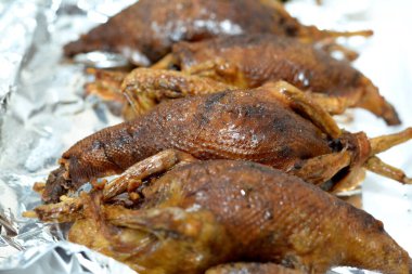 Mısır Hamam Mahşisi ya da dolgun güvercin, Arap mutfağı, pirinç ve Freekeh ile doldurulmuş geleneksel Mısır dolgulu güvercin tabağı, çatlamış yeşil buğday taneleri, doğu usulü kızarmış güvercin yemeği.