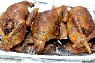 Mısır Hamam Mahşisi ya da dolgun güvercin, Arap mutfağı, pirinç ve Freekeh ile doldurulmuş geleneksel Mısır dolgulu güvercin tabağı, çatlamış yeşil buğday taneleri, doğu usulü kızarmış güvercin yemeği.