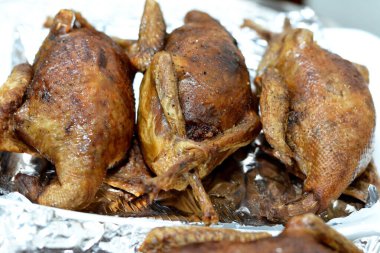 Mısır Hamam Mahşisi ya da dolgun güvercin, Arap mutfağı, pirinç ve Freekeh ile doldurulmuş geleneksel Mısır dolgulu güvercin tabağı, çatlamış yeşil buğday taneleri, doğu usulü kızarmış güvercin yemeği.