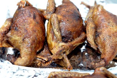 Mısır Hamam Mahşisi ya da dolgun güvercin, Arap mutfağı, pirinç ve Freekeh ile doldurulmuş geleneksel Mısır dolgulu güvercin tabağı, çatlamış yeşil buğday taneleri, doğu usulü kızarmış güvercin yemeği.