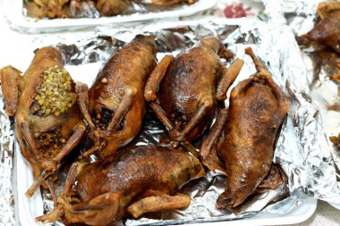 Mısır Hamam Mahşisi ya da dolgun güvercin, Arap mutfağı, pirinç ve Freekeh ile doldurulmuş geleneksel Mısır dolgulu güvercin tabağı, çatlamış yeşil buğday taneleri, doğu usulü kızarmış güvercin yemeği.