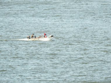 Kahire, Mısır, 18 Mayıs 2018: Kahire 'deki Nil Nehri' ndeki bir yelkenli teknesinin seçici odak noktası, kuzeydoğu Afrika 'da büyük bir nehir. Akdeniz 'e dökülür..