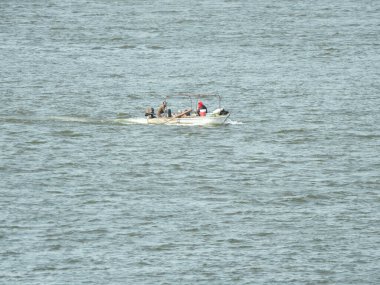 Kahire, Mısır, 18 Mayıs 2018: Kahire 'deki Nil Nehri' ndeki bir yelkenli teknesinin seçici odak noktası, kuzeydoğu Afrika 'da büyük bir nehir. Akdeniz 'e dökülür..