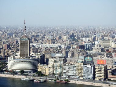 Mısır gayrimenkullerinden önceki Maspero üçgenini gösteren Kahire 'nin gökyüzü manzarası solda Mısır Radyo ve Televizyon Sendikası ERTU binası ile birlikte yeni projeler