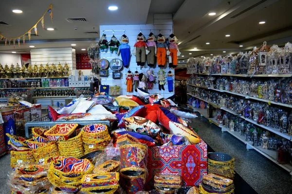 エジプト 2022年3月14日 イスラムラマダーンランタン 販売のためのスーパーマーケットの棚の上の有名なラマダーンランタンの装飾生地多色製品と祭りのお祝いと製品 — ストック写真