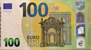 100 Euro banknotunun ters tarafının büyük bir kısmı, Avrupa Birliği 'nin Barok ve rokoko tarzı mimarisi olan para birimi, Avrupa avro parasının seçici odak noktası