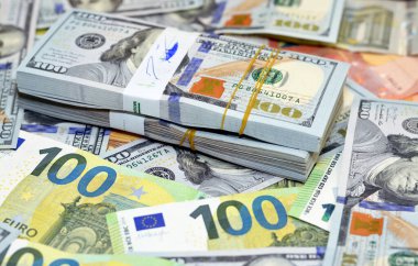 Amerikan para banknotlarının seçici odak noktası Avrupa nakit para banknotları, Amerika Birleşik Devletleri desteleri $100 dolar ve 100 avro döviz kuru