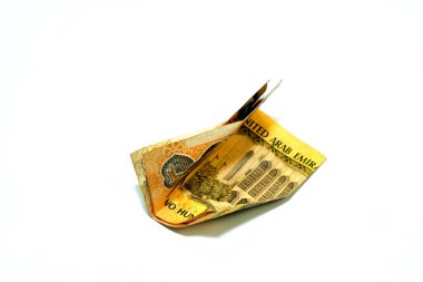 200 AED 'lik buruşuk Emirlik parasının seçici odak noktası beyaz arka planda izole edilmiş 200 Emirlik dirhemi nakit para banknotu, ekonomik enflasyon kavramı