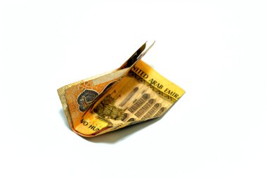 200 AED 'lik buruşuk Emirlik parasının seçici odak noktası beyaz arka planda izole edilmiş 200 Emirlik dirhemi nakit para banknotu, ekonomik enflasyon kavramı