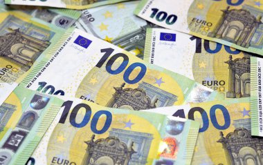 100 Euro 'luk banknotlar yığını, Barok ve rokoko stili mimarisi olan Avrupa Birliği para birimi, Avrupa' daki bir yığın paranın seçici odak noktası