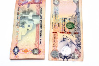 Birleşik Arap Emirlikleri 'nin 50 AED 50 Dirhams banknotunun seçici odak noktası ters tarafta Arap Afrika antilobu, arka tarafta El-Jahili Kalesi, beyaz arka planda izole edilmiş.