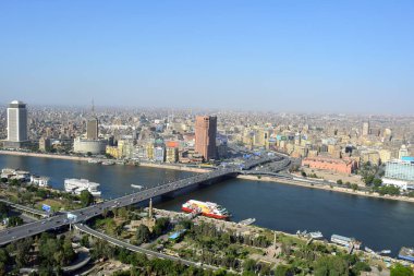 Kahire, Mısır, 18 Mayıs 2018: Kahire şehri, Panoramik manzara ve Nil nehri, gökdelenler, modern binalar ve Kahire şehir manzarası Kahire kulesinden alındı