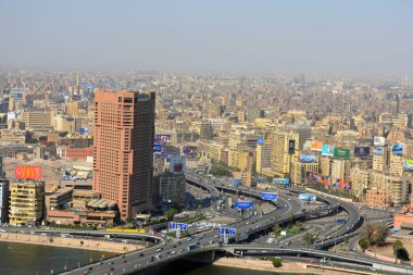 Kahire, Mısır, 18 Mayıs 2018: Kahire şehir merkezi yakınlarındaki cadde ve köprülerin hava görüntüsü, yolda araba ve otomobil trafiği ve köprünün altında Nil nehrinin kenar manzarası