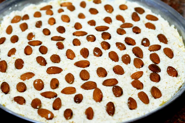 Nampan Basbosa Dengan Almond Siap Untuk Dimasak Dalam Oven Basbusa — Stok Foto