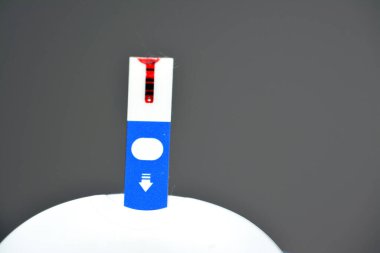 Evdeki diyabetik hastaları takip etmek ve onlar için ilaç dozlarını ve ilaçlarını ayarlamak için glikoz izleme cihazına yerleştirilmiş kullanılmış bir kan glikozu elektronik test şeridi, seçici odaklanma