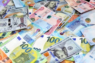 Suudi Arabistan riyalistlerinin, Emirates Dirhams ve Kuveyt Dinarlarının Amerikan doları ve Avrupa avro banknotları ve döviz kuru para kavramının körfez orta doğu parasının seçici odak noktası