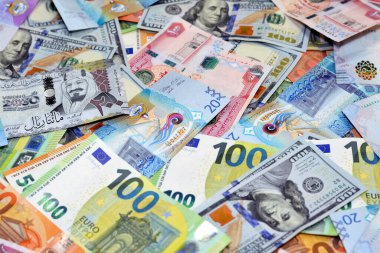 Suudi Arabistan riyalistlerinin, Emirates Dirhams ve Kuveyt Dinarlarının Amerikan doları ve Avrupa avro banknotları ve döviz kuru para kavramının körfez orta doğu parasının seçici odak noktası