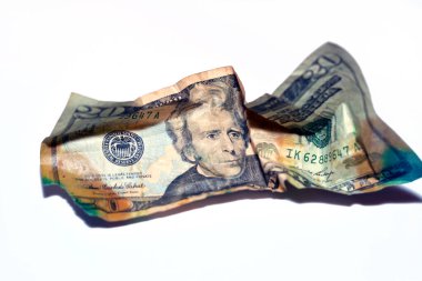 Beyaz arka planda izole edilmiş 20 dolarlık buruşuk Amerikan parasının seçici odak noktası, buruşuk Amerikan doları banknotu, ekonomik enflasyon ve para krizi kavramı