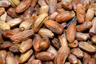 Kurumuş hurma yığını, Hüsrev 'in ana bileşimi olarak kullanılan meyveler veya Ramazan' da kahvaltıda kullanılan tarihler, Müslümanlar için oruç ayı, seçici odaklanma ayı.