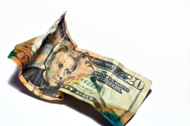 Beyaz arka planda izole edilmiş 20 dolarlık buruşuk Amerikan parasının seçici odak noktası, buruşuk Amerikan doları banknotu, ekonomik enflasyon ve para krizi kavramı
