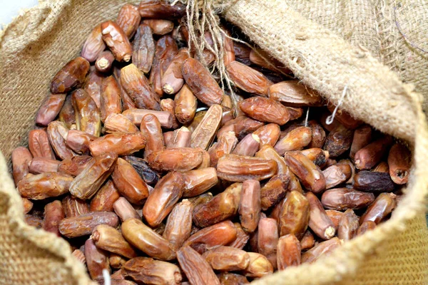 干枣水果放在布袋中 作为Khoshaf的主要配料 或在斋月早餐中使用的椰枣 穆斯林禁食的月份 有选择地集中注意 — 图库照片