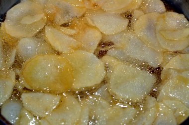 Evdeki fritözde kızgın yağda kızartılmış patates kızartması. Fast fries, Junk food konsepti, ev yapımı kızarmış cips, seçici odaklanma