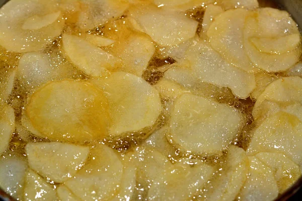 Близько Смаженої Картоплі Чіпсів Смажать Киплячій Гарячій Олії Глибокому Фритюрі — стокове фото