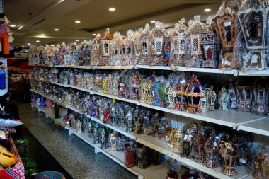 Giza, Mısır, 14 Mart 2022: İslami Ramazan Ahşap Fenerleri, Satılık bir süpermarketin raflarında Fanous Ramazan, İslam 'da oruç ayı başlamadan önce kutlama, seçici bir odaklanma