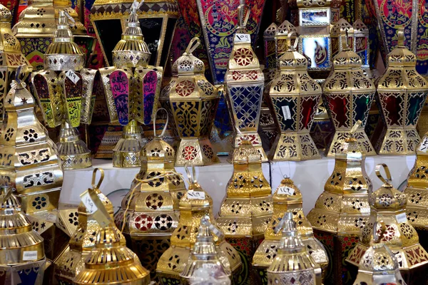 エジプト 2022年3月14日 イスラムラマダーンの金属製の提灯 販売のためのスーパーマーケットの棚で有名なラマダーン イスラムで断食月の開始前に祝祭のお祝い 選択的フォーカス — ストック写真