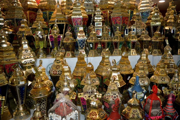 エジプト 2022年3月14日 イスラムラマダーンの金属製の提灯 販売のためのスーパーマーケットの棚で有名なラマダーン イスラムで断食月の開始前に祝祭のお祝い 選択的フォーカス — ストック写真