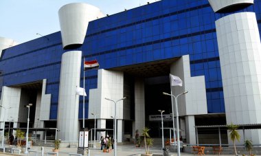 Kahire, Mısır, 20 Mart 2022: Mısır Üniversitesi 'nde Mısır bayrağıyla birlikte bir eczane binasının inşası, mavi bir binanın seçici odak noktası.