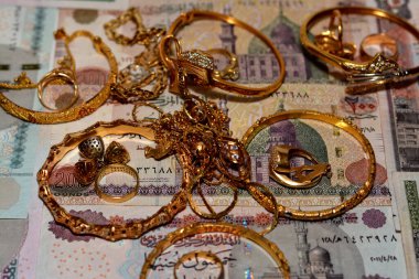  Mısır sterlinleri farklı değerlerdeki paraları altın aksesuarlar, kolye ve bilezikler ile altın değer konsepti, mücevher alıcısı, rehin dükkanı, değerli metalleri alıp satma konsepti ile finanse eder.