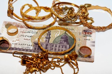 Bir yığın Mısır sterlini altın aksesuarları, kolye zincirleri ve beyaz arka planda izole edilmiş bilezikler, altın değer, sat ve satın al konsepti, seçici odaklanma