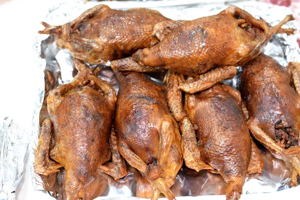 Mısır Hamam Mahşisi ya da dolgun güvercin, Arap mutfağı, pirinç ve Freekeh ile doldurulmuş geleneksel Mısır dolgulu güvercin tabağı, çatlamış yeşil buğday taneleri, doğu usulü kızarmış güvercin yemeği.