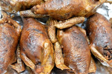 Mısır Hamam Mahşisi ya da dolgun güvercin, Arap mutfağı, pirinç ve Freekeh ile doldurulmuş geleneksel Mısır dolgulu güvercin tabağı, çatlamış yeşil buğday taneleri, doğu usulü kızarmış güvercin yemeği.