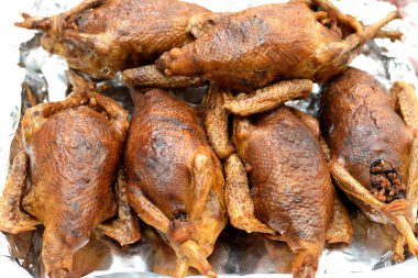 Mısır Hamam Mahşisi ya da dolgun güvercin, Arap mutfağı, pirinç ve Freekeh ile doldurulmuş geleneksel Mısır dolgulu güvercin tabağı, çatlamış yeşil buğday taneleri, doğu usulü kızarmış güvercin yemeği.