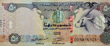 Amerikan para banknotları yığını Avrupa nakit para banknotları, ABD doları yığınları, 100 100 dolar ve 100 avro döviz kuru beyaz arka planda izole