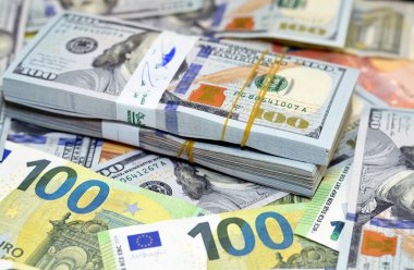 Amerikan para banknotlarının seçici odak noktası Avrupa nakit para banknotları, Amerika Birleşik Devletleri desteleri $100 dolar ve 100 avro döviz kuru