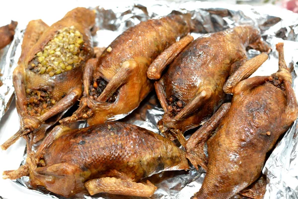 埃及哈玛姆 马赫什 Hamam Mahshi或Stuffed Squab 一种阿拉伯菜 埃及传统的填饱了米饭的鸽子 以及一种碎麦片的Freekeh 东方烤鸽 — 图库照片