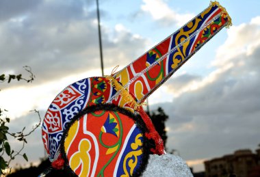 Müslümanlar için oruç ayı, seçici bir odak noktası olarak sokakta bulutlu bir gökyüzünün bulanık arkaplanı üzerine Kheyameya ve Ramazan dekorasyonu ile kaplı dekoratif bir Ramazan kahvaltı topu.