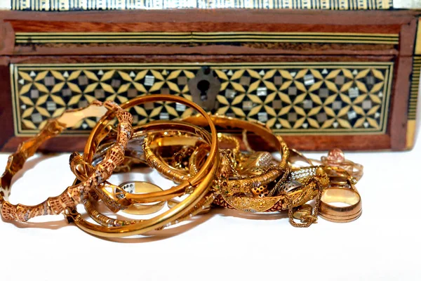 Egy Sor Arany Kiegészítők Gyűrűk Láncok Karkötők Elszigetelt Fehér Alapon — Stock Fotó