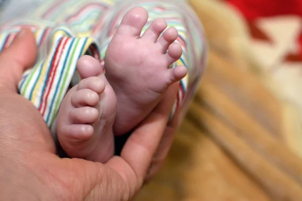 Father Holds His Baby Foot Newborn Little Toes Parent Hand — Stock Photo, Image