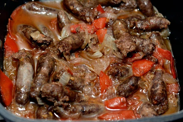 Selektiver Schwerpunkt Der Gekochten Rindfleischwurst Kochtopf Mit Geschnittenen Tomaten Zwiebeln — Stockfoto