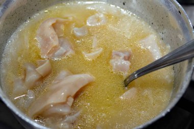 Arap Mısır mutfağının seçici odak noktası olan kawareh çorbası (paça çorbası), soğanlı pişirilmiş inek ayağı, kemiksiz inek paçası ve çorbası.