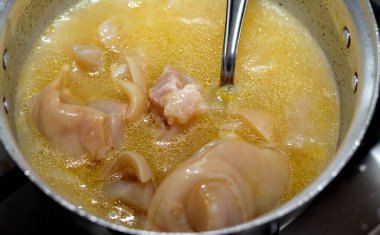 Arap Mısır mutfağının seçici odak noktası olan kawareh çorbası (paça çorbası), soğanlı pişirilmiş inek ayağı, kemiksiz inek paçası ve çorbası.