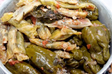 Arap Mısırlı geleneksel Mahshi mutfağının seçici odak noktası ya da doldurulmuş üzüm yaprakları, lahana ve dolma dolma dolma dolma dolma biberler beyaz pirinç, soğan, maydanoz, dereotu ve kişniş