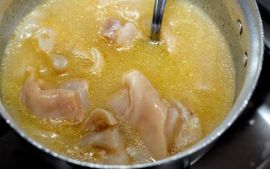 Arap Mısır mutfağının seçici odak noktası olan kawareh çorbası (paça çorbası), soğanlı pişirilmiş inek ayağı, kemiksiz inek paçası ve çorbası.