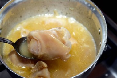 Arap Mısır mutfağının seçici odak noktası olan kawareh çorbası (paça çorbası), soğanlı pişirilmiş inek ayağı, kemiksiz inek paçası ve çorbası.