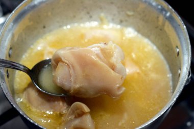 Arap Mısır mutfağının seçici odak noktası olan kawareh çorbası (paça çorbası), soğanlı pişirilmiş inek ayağı, kemiksiz inek paçası ve çorbası.