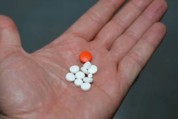 Mężczyzna Trzyma Pigułki Kolorowe Tabletki Leki Witaminy Ręku Człowieka Opieka — Zdjęcie stockowe